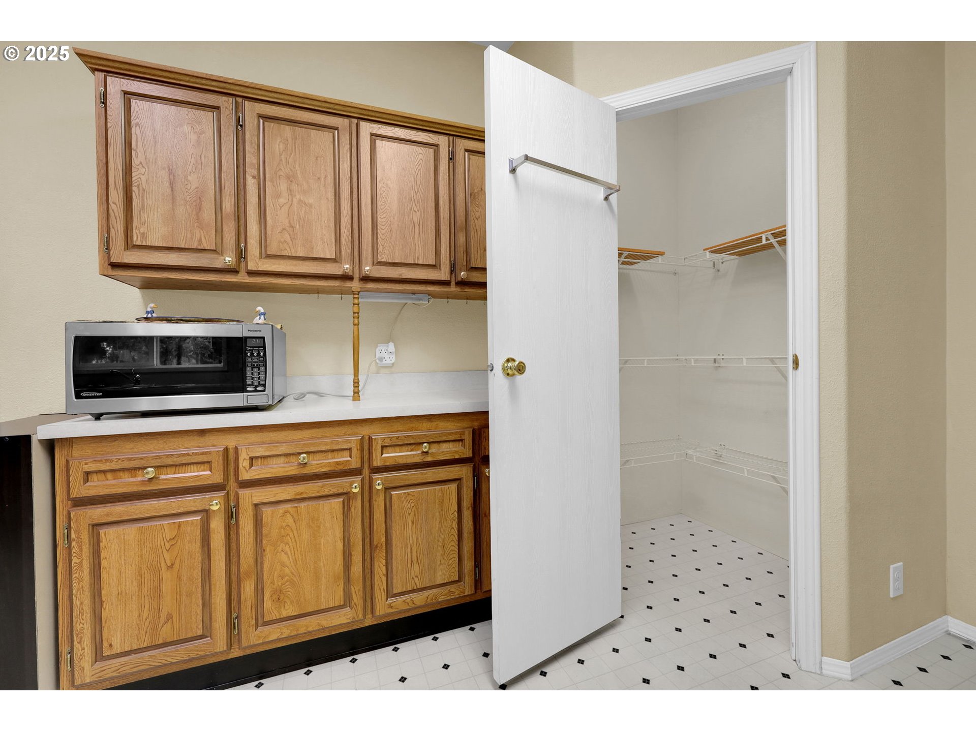 3900 Coburg Road, Unit 95 Eugene, OR 97408 - Photo 9 of 42 a view of cabinets and window