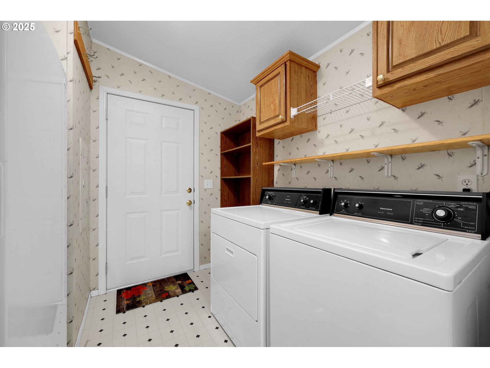 3900 Coburg Road, Unit 95 Eugene, OR 97408 - Photo 10 of 42 a utility room with dryer and washer