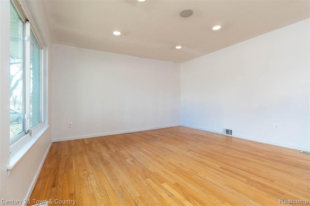 33817 Ryan Road Sterling Heights, MI 48310 - Photo 6 of 32