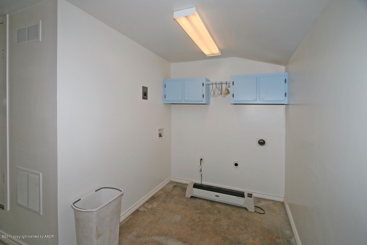 5106 Bowie Street Amarillo, TX 79110 - Photo 10 of 14 an empty room with a window