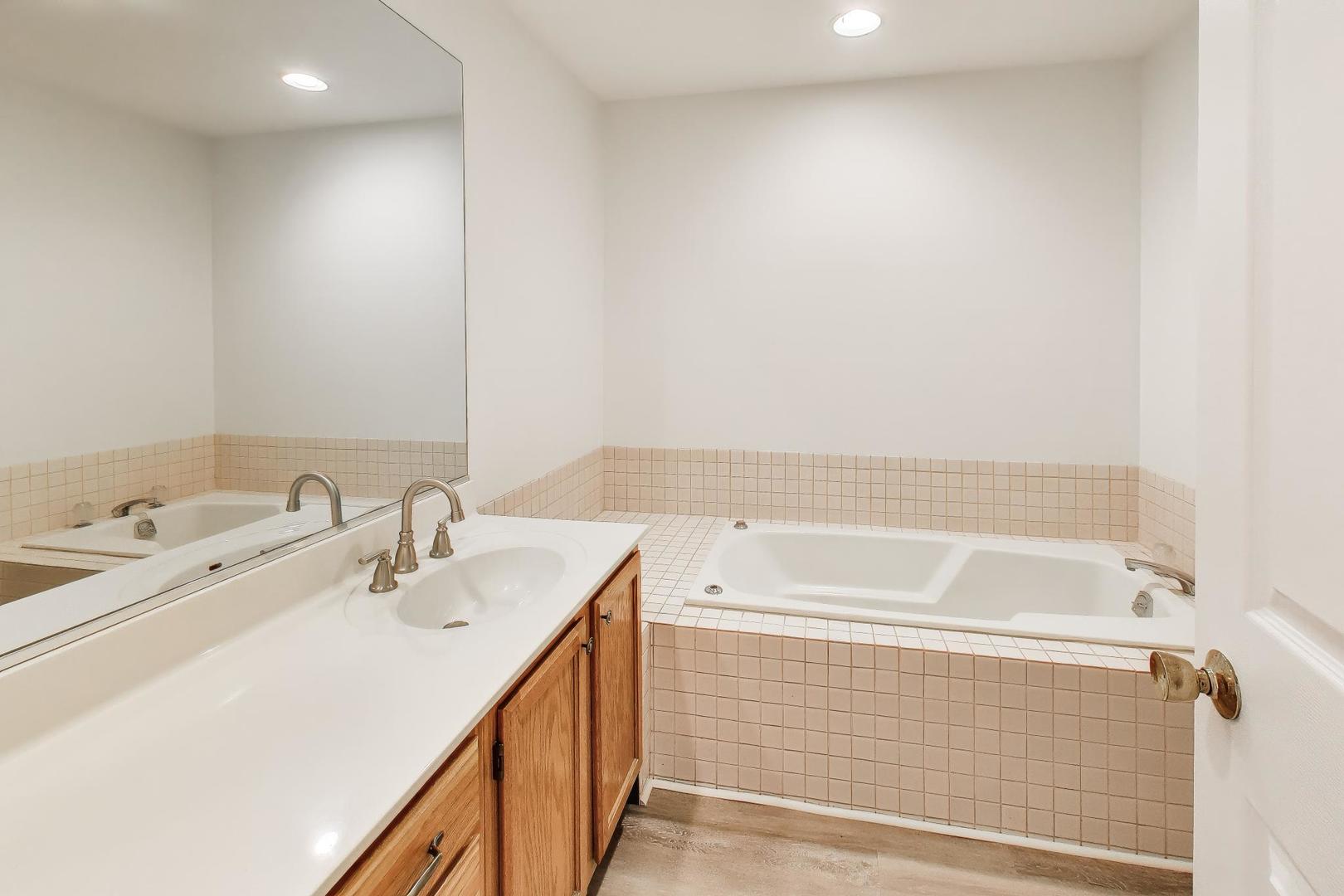1663 Courtland Drive, Unit 1663 Arlington Heights, IL 60004 - Photo 19 of 36