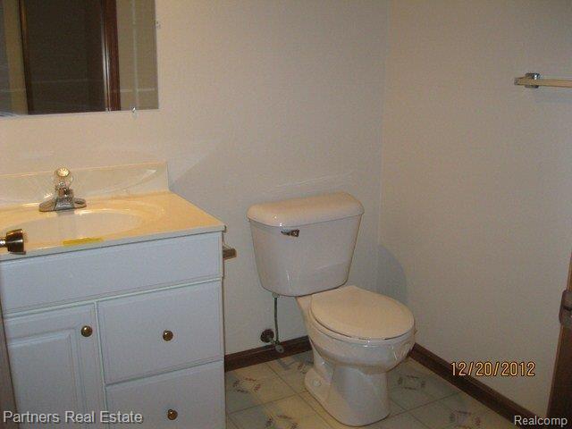 7303 Clyde Road Fenton, MI 48430 - Photo 7 of 15 Powder Room