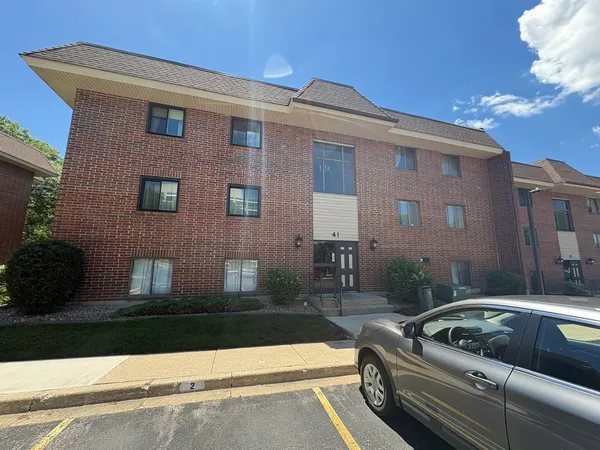 $223,900 | 41 East Janata Boulevard, Unit 3A, Lombard, IL 60148
