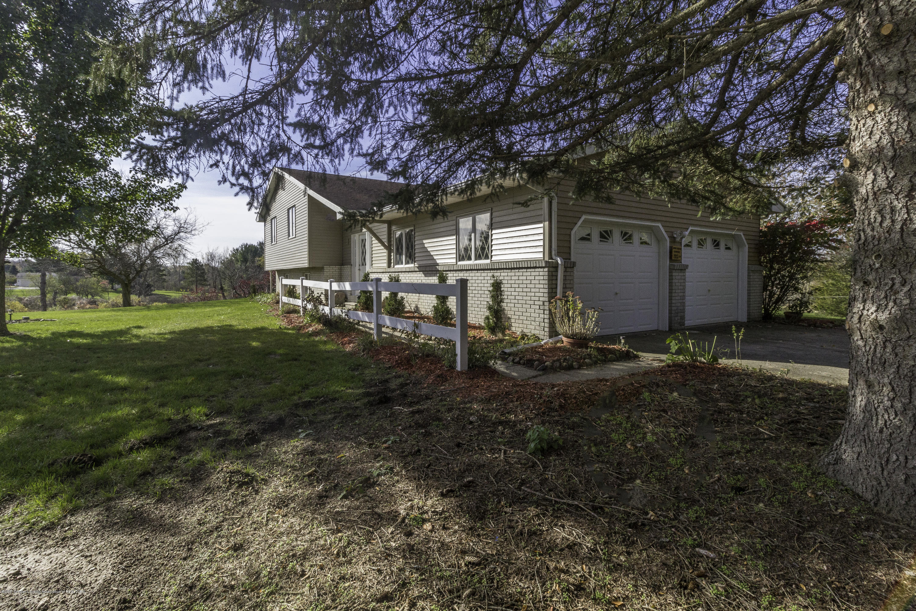 1404 South Waverly Road Eaton Rapids, MI 48827 - Photo 11 of 16 Front