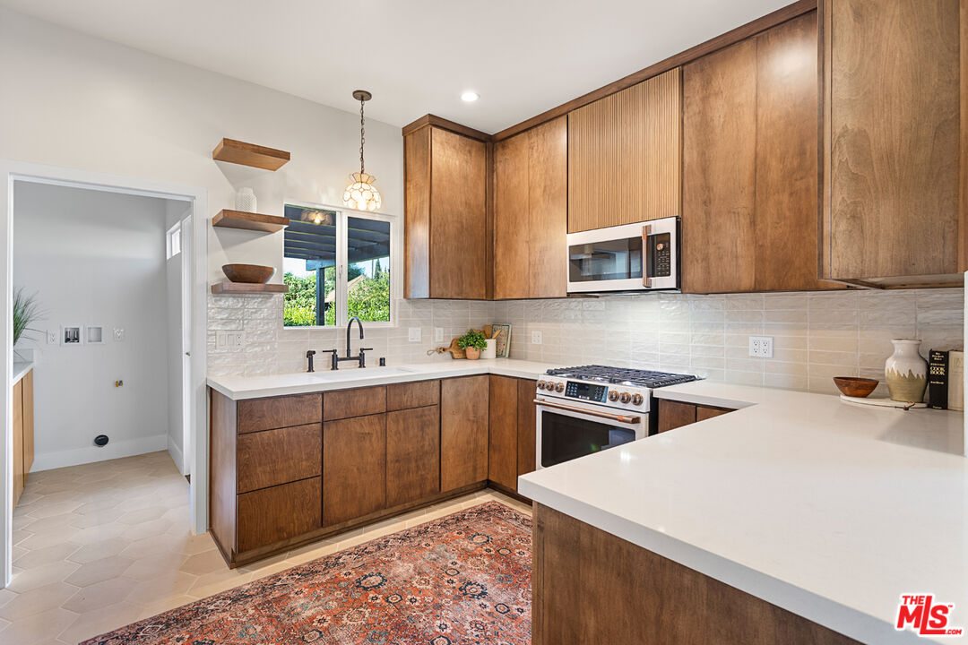 11273 Charnock Road Los Angeles, CA 90066 - Photo 12 of 37 Gallery Image 12