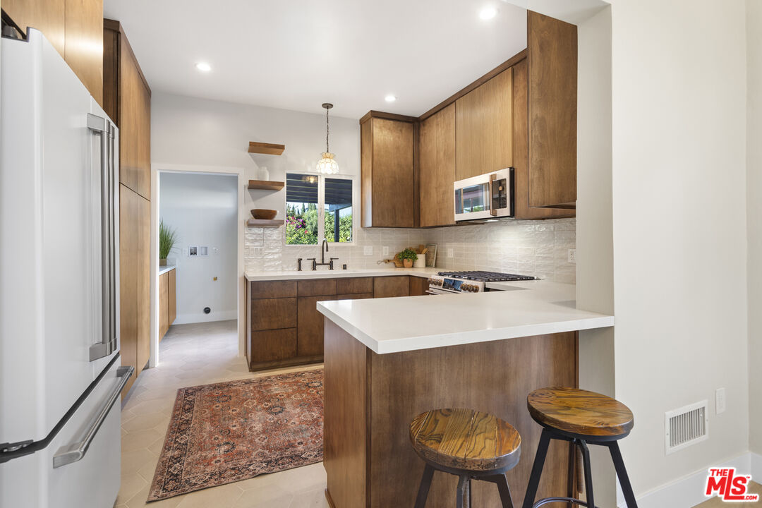 11273 Charnock Road Los Angeles, CA 90066 - Photo 13 of 37 Gallery Image 13
