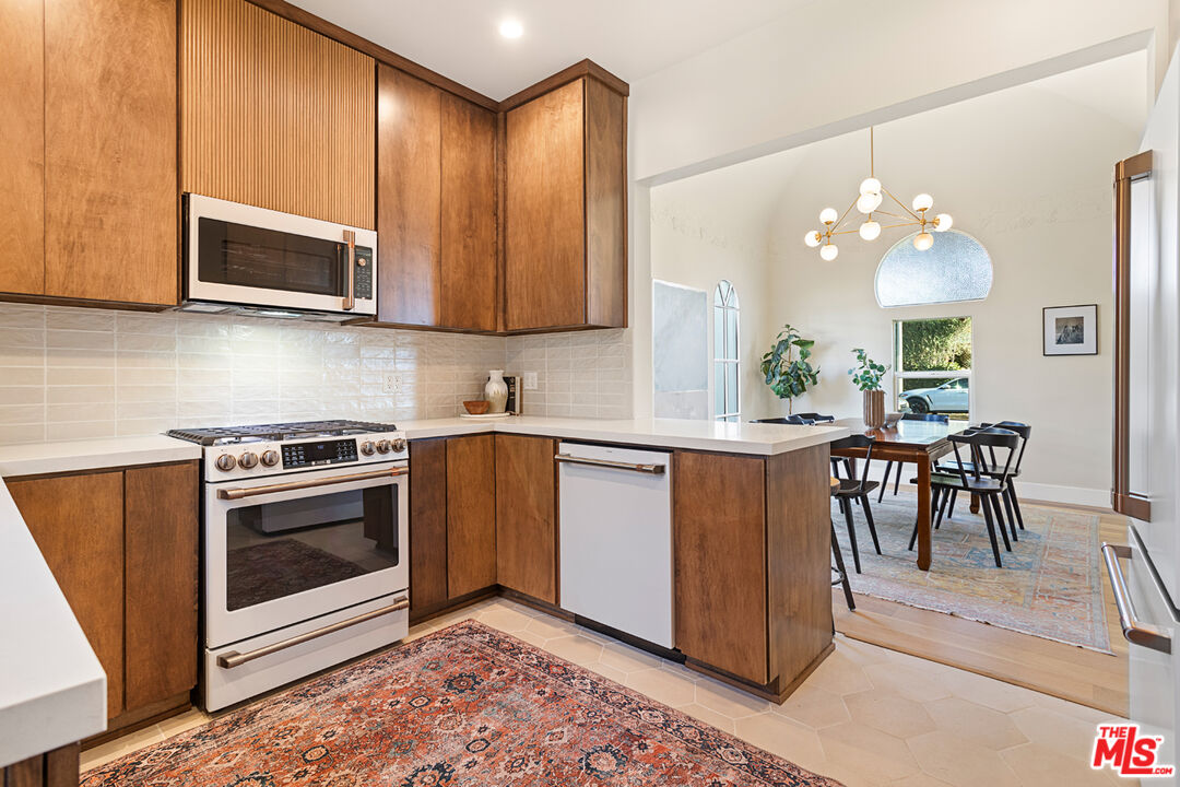 11273 Charnock Road Los Angeles, CA 90066 - Photo 16 of 37 Gallery Image 16