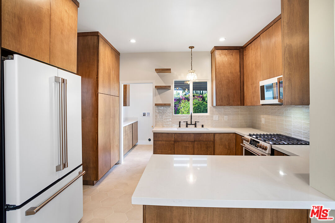 11273 Charnock Road Los Angeles, CA 90066 - Photo 17 of 37 Gallery Image 17
