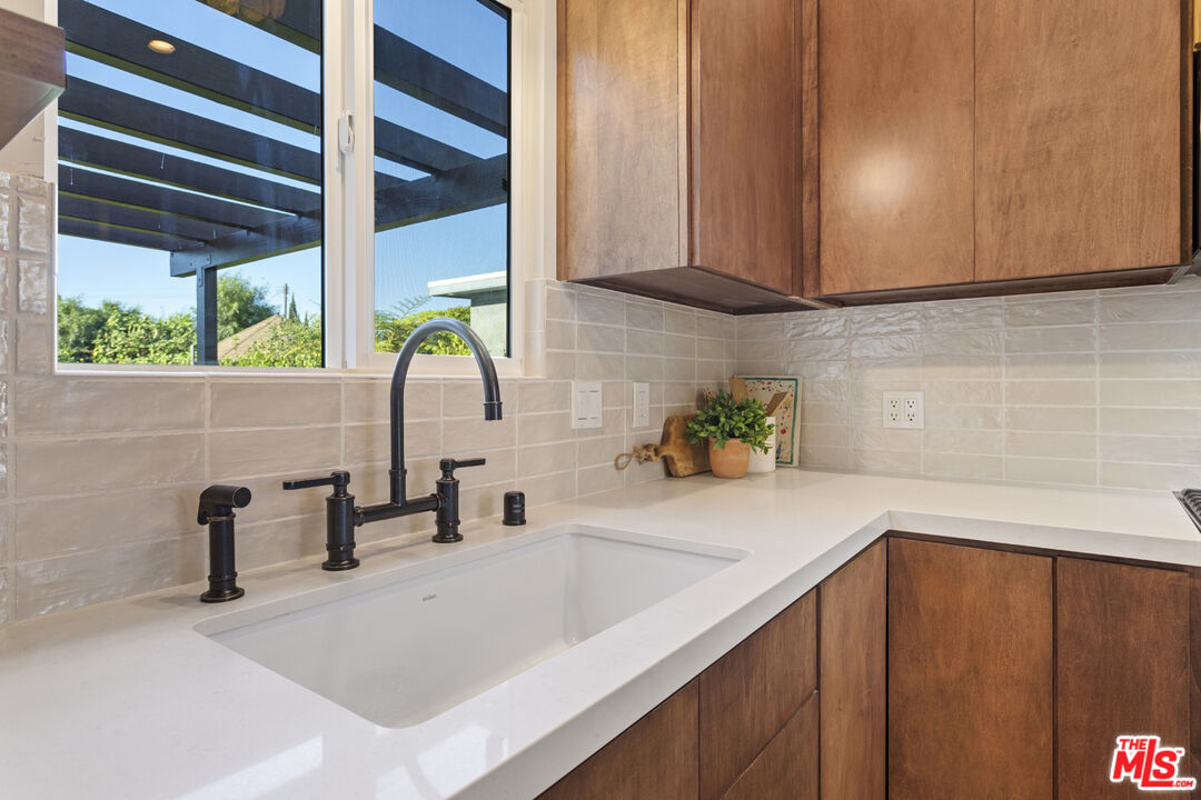 11273 Charnock Road Los Angeles, CA 90066 - Photo 18 of 37 Gallery Image 18