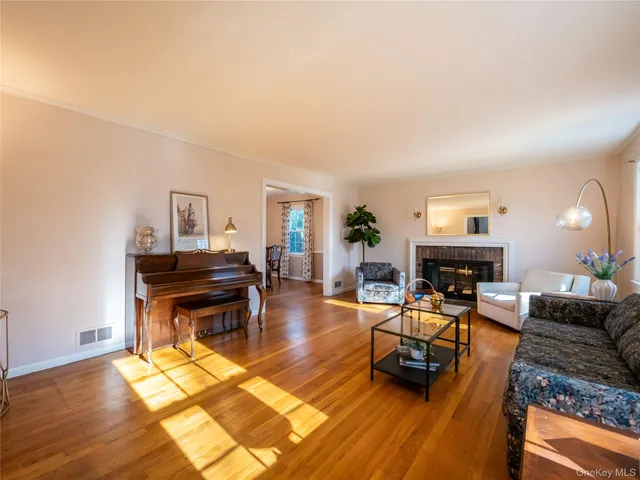 $1,849,000 | 427 Ryder Road, Manhasset, NY 11030