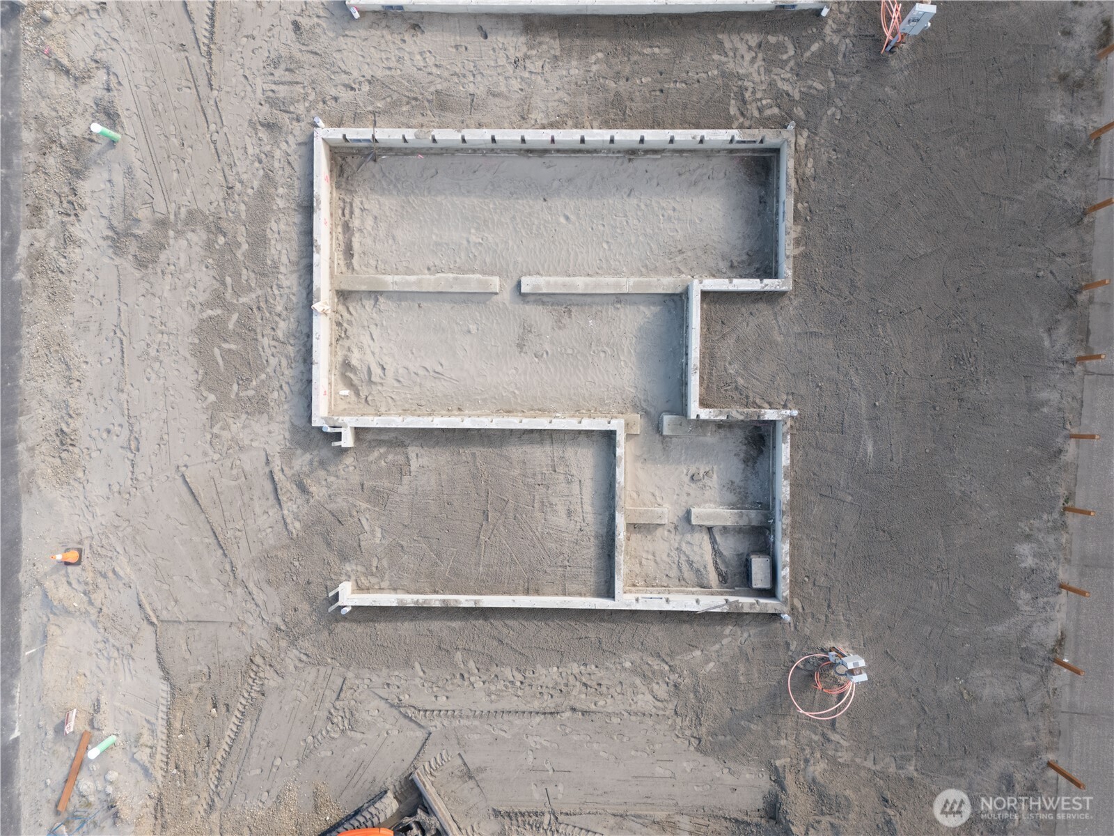 121 7th Street Southwest Long Beach, WA 98631 - Photo 6 of 15 a room with a wooden floor