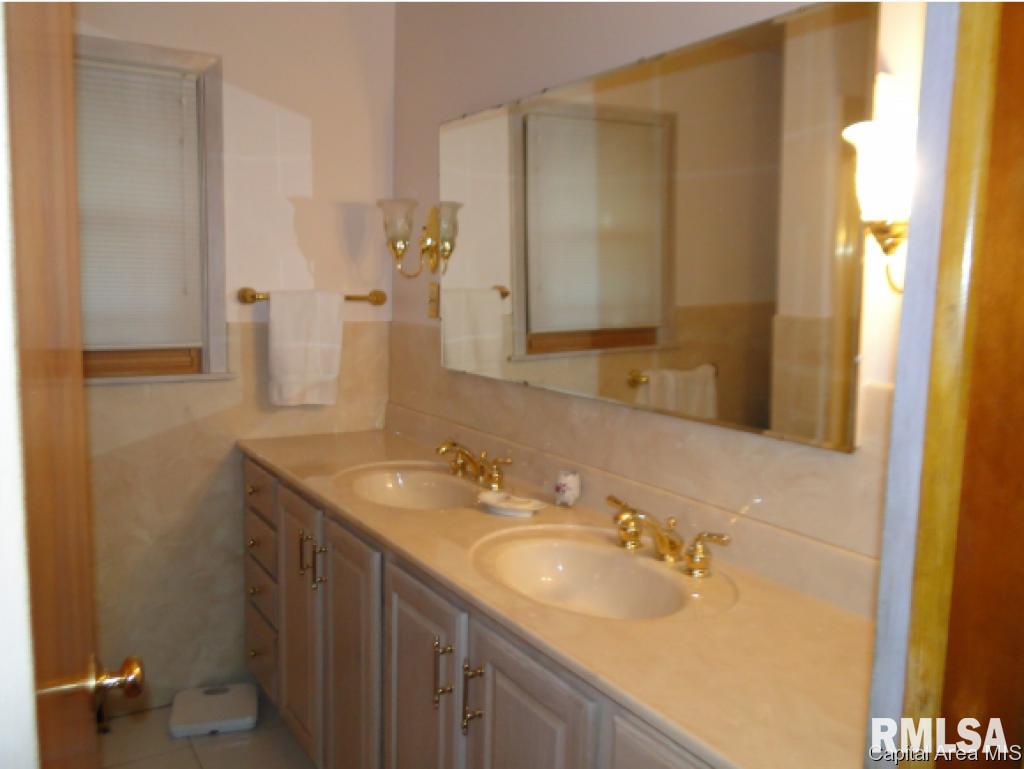 3609 Ivanhoe Drive Springfield, IL 62703 - Photo 2 of 5