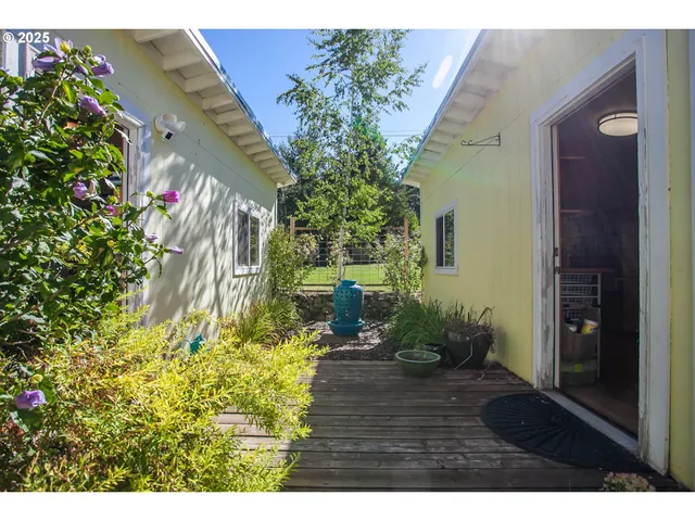 a view of outdoor space and garden view