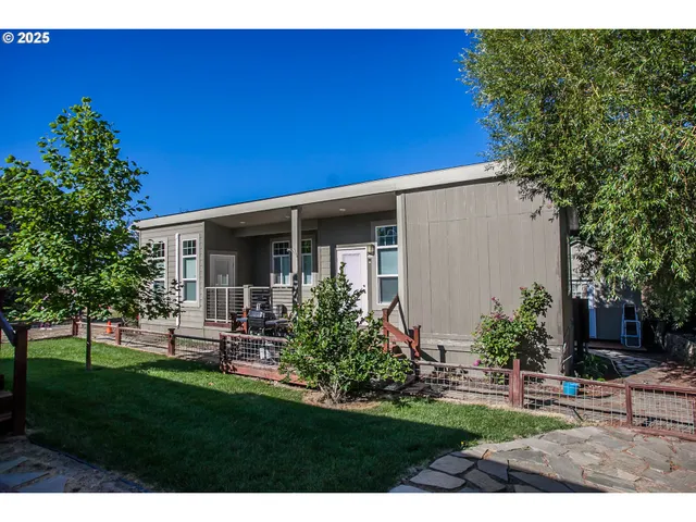 a view of a house with backyard