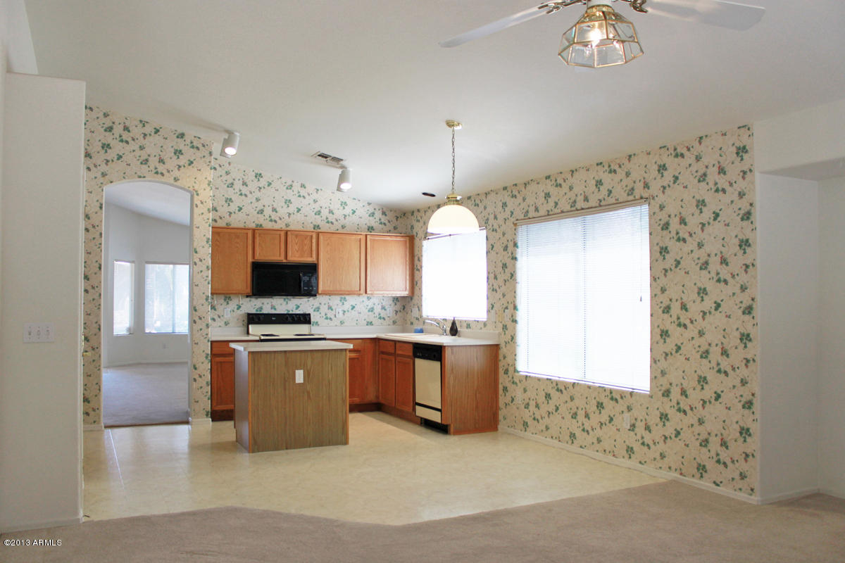 117 West Del Rio Street Gilbert, AZ 85233 - Photo 4 of 18 004 Vaulted Ceilings