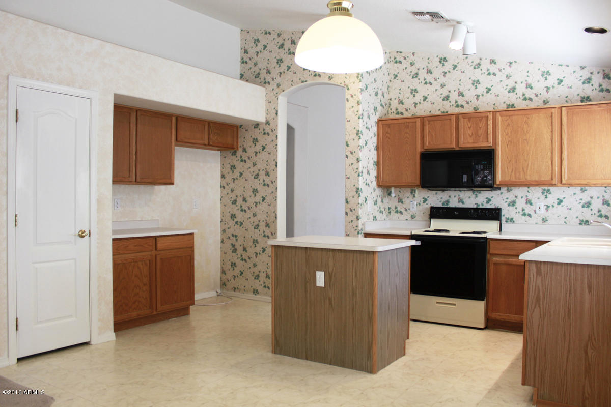 117 West Del Rio Street Gilbert, AZ 85233 - Photo 6 of 18 006 Kitchen