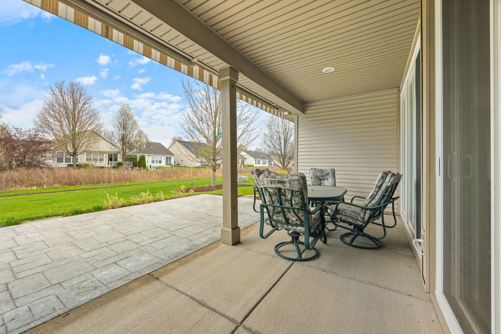 2543 Edgewater Drive Elgin, IL 60124 - Photo 5 of 9 a view of a patio with a table and chairs