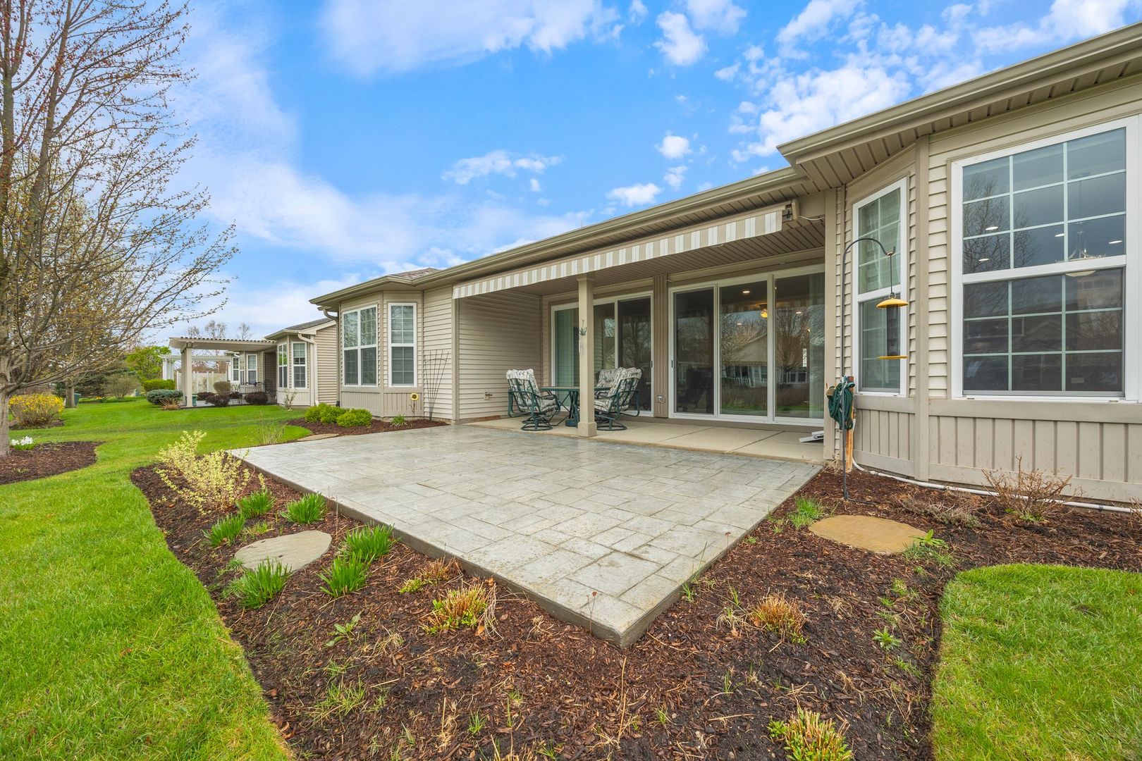 2543 Edgewater Drive Elgin, IL 60124 - Photo 7 of 9 a view of a house with a yard and plants