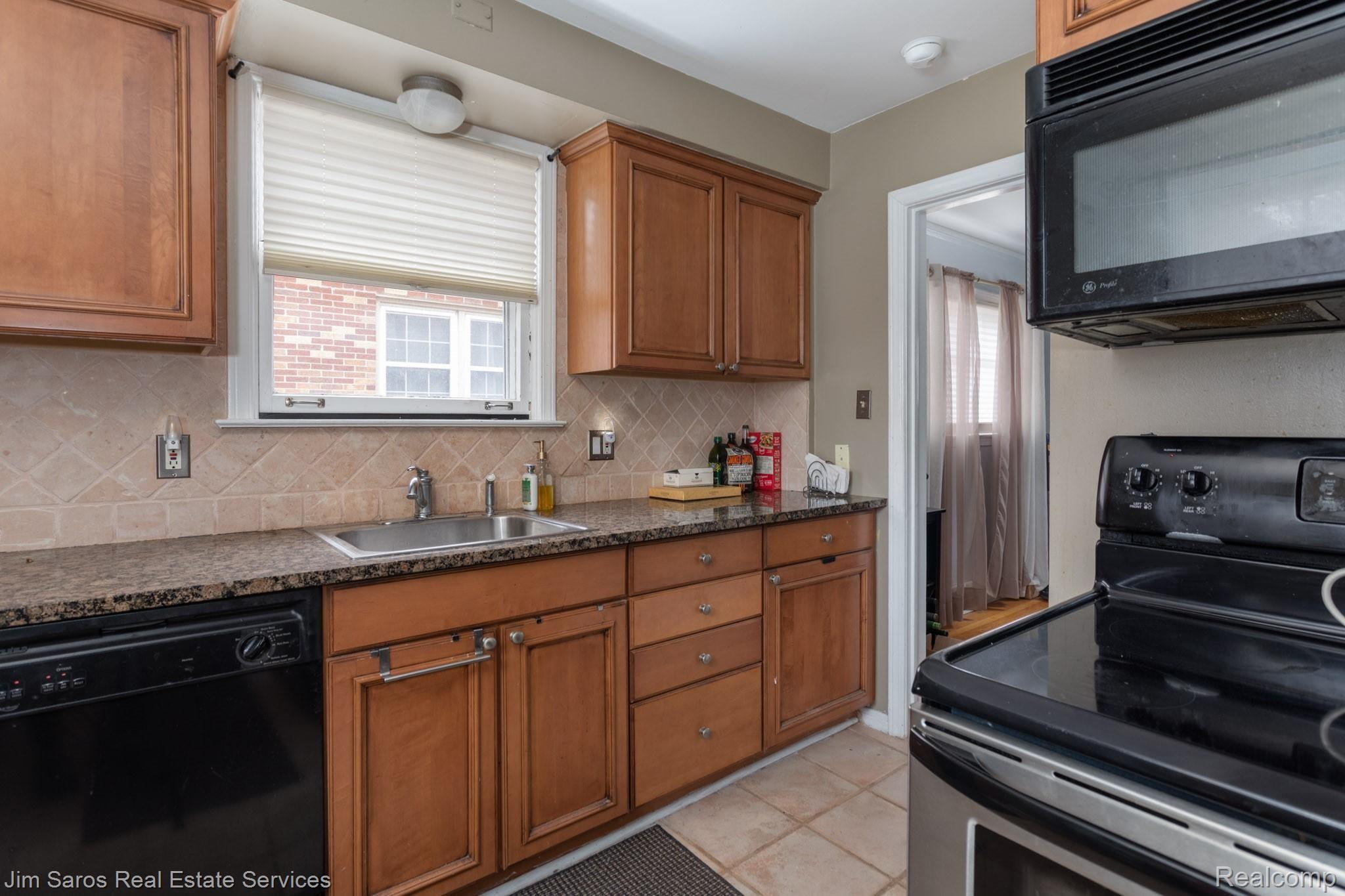 1435 Roslyn Road Grosse Pointe, MI 48236 - Photo 6 of 15 20.jpg