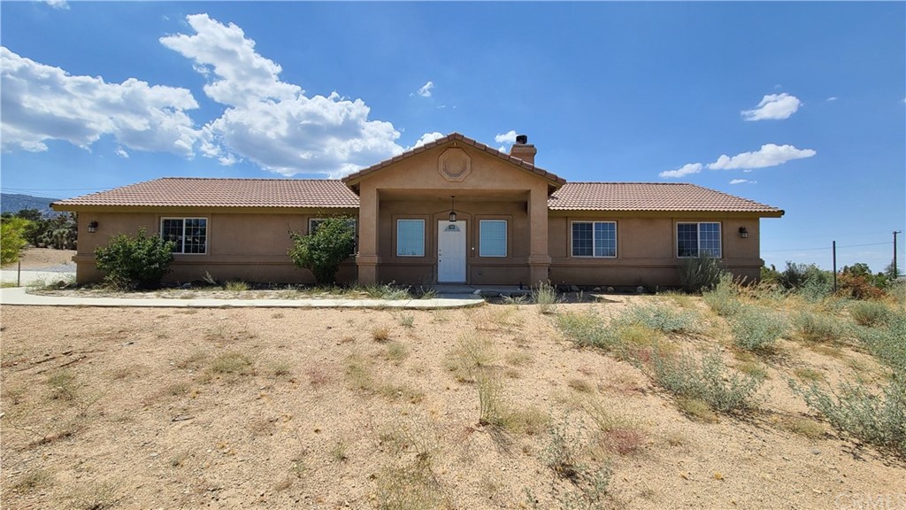 2726 Sunnyslope Road Pinon Hills, CA 92372 - Photo 1 of 1 a front view of a house with a yard