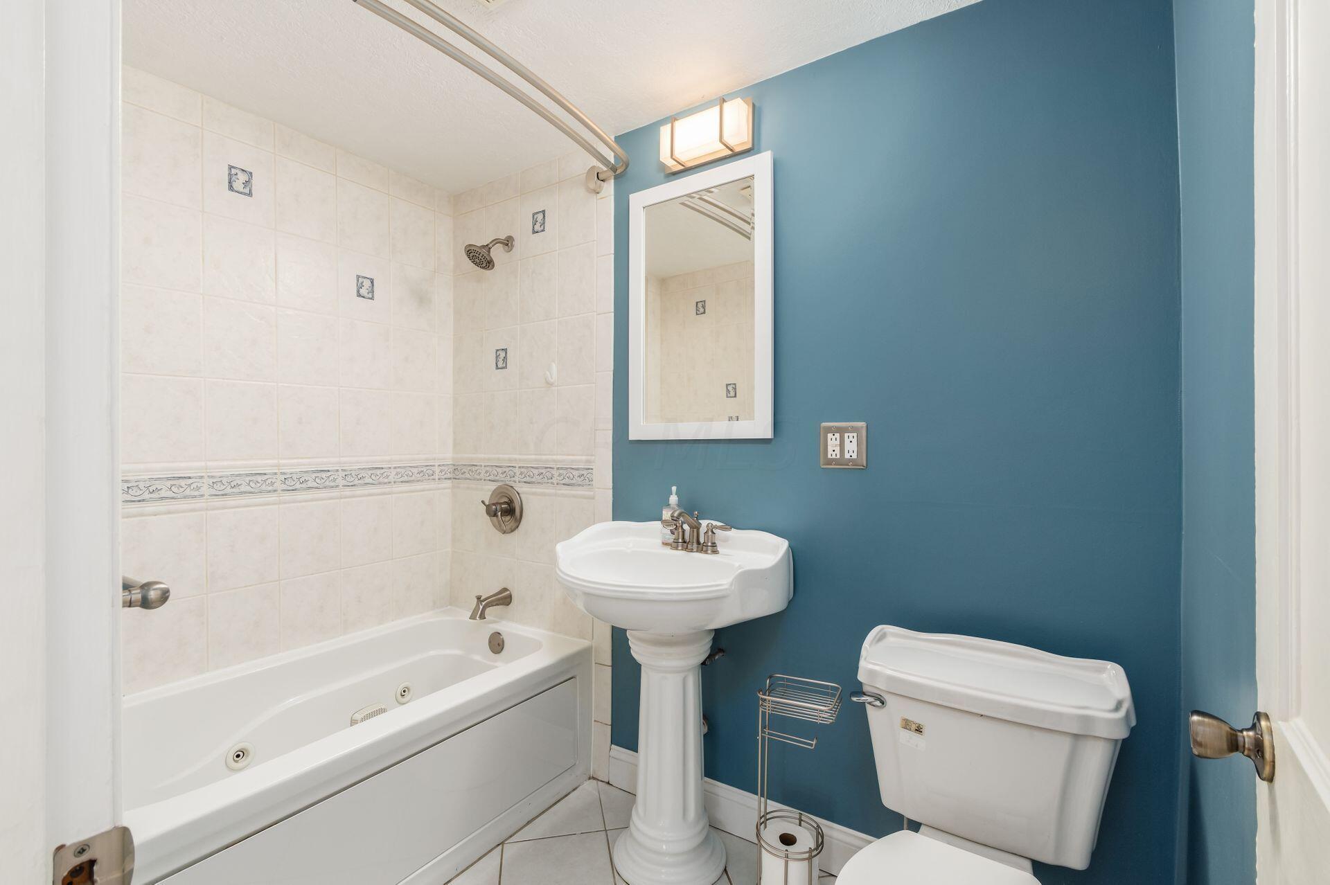 475 Piedmont Road Columbus, OH 43214 - Photo 24 of 35 Main hall bath