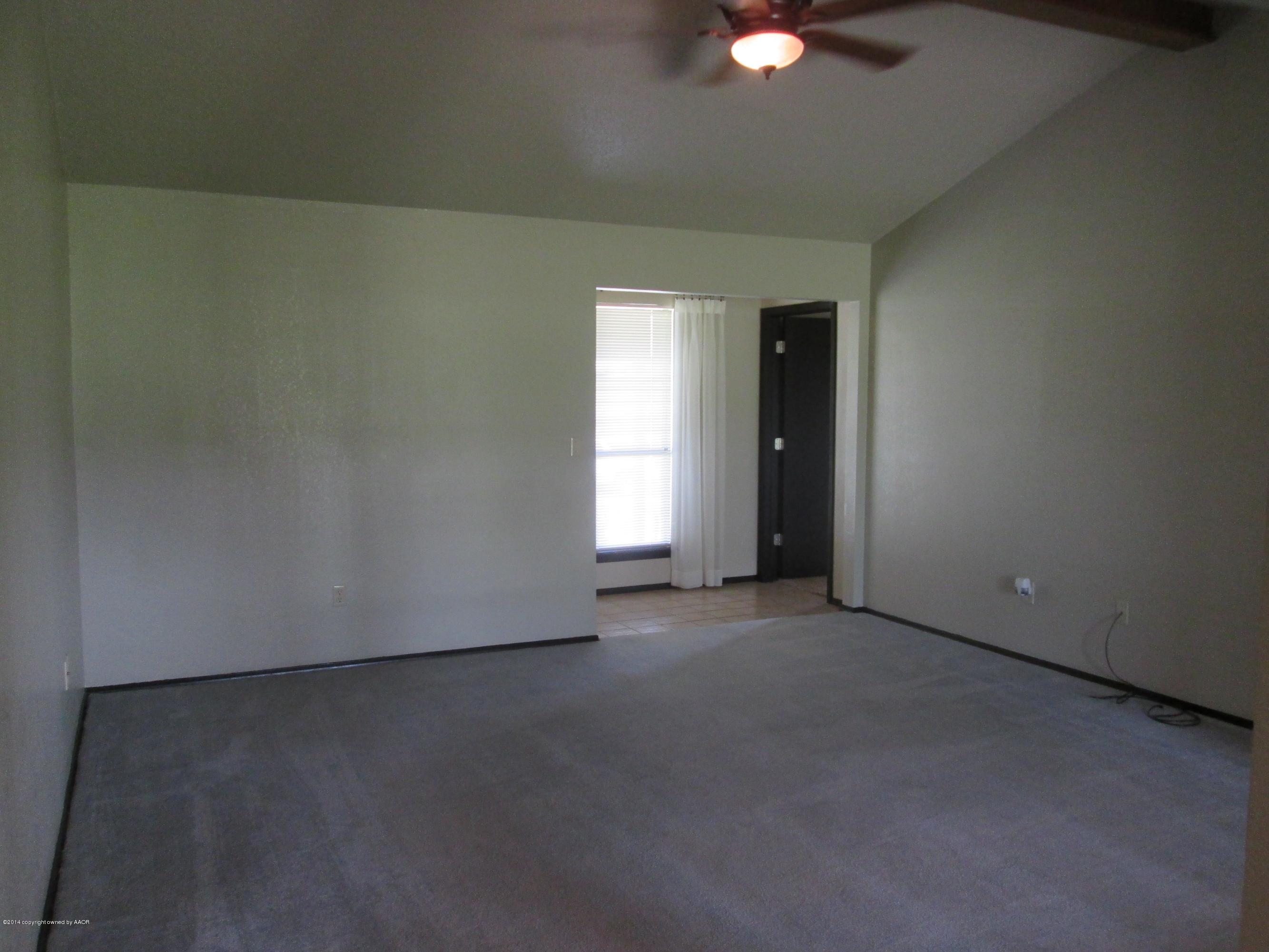 105 Racine Trail Amarillo, TX 79108 - Photo 9 of 34 Living room