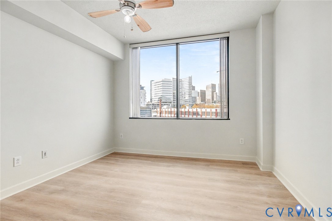 1101 Haxall Point, Unit U711 Richmond, VA 23219 - Photo 15 of 47 an empty room with a window