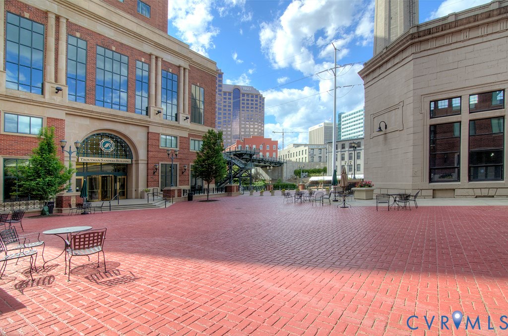 1101 Haxall Point, Unit U711 Richmond, VA 23219 - Photo 27 of 47 a view of a building with sitting area