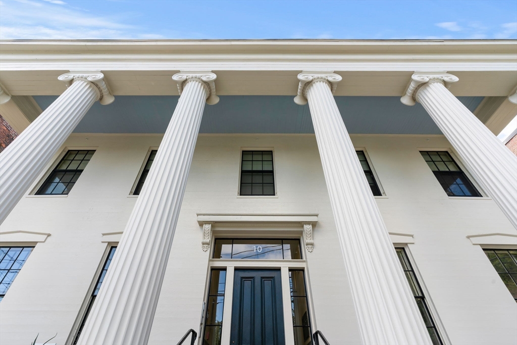 10 Linwood Street Boston, MA 02119 - Photo 3 of 33 a view of entryway