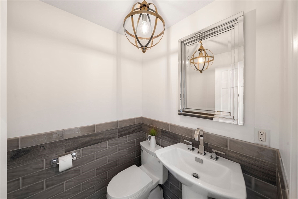 516 First Parish Road Scituate, MA 02066 - Photo 13 of 37