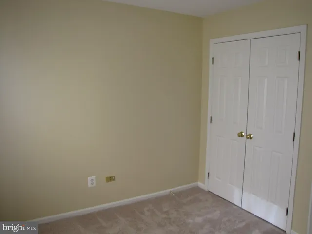 a view of empty room with window