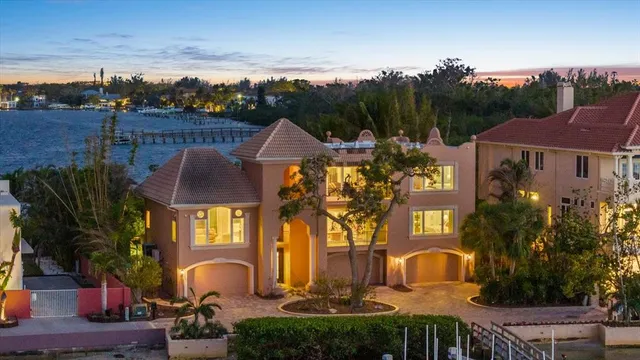 a view of entryway and hall