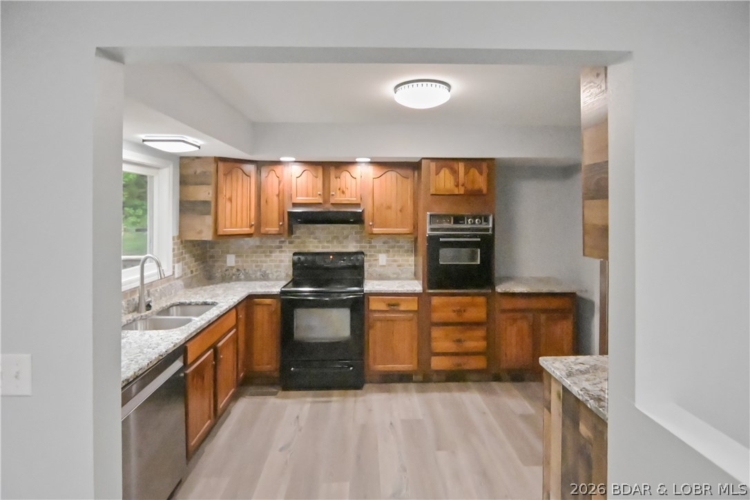 29 Prater Road Eldon, MO 65026 - Photo 5 of 41 Nice comfortable kitchen.
