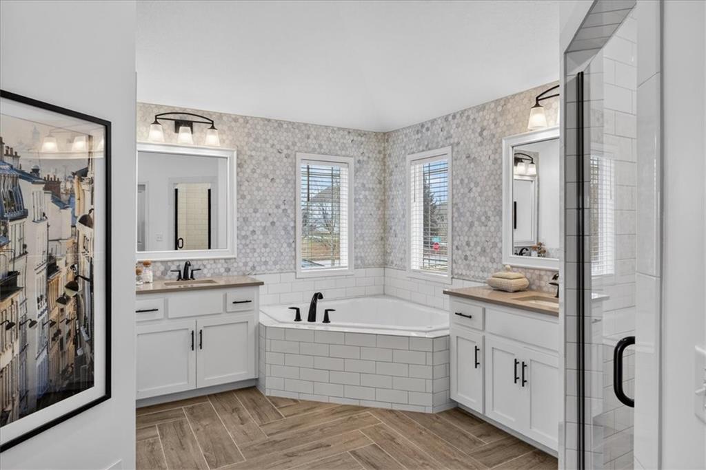 105 Southwest Meadowbrook Drive Lee's Summit, MO 64082 - Photo 33 of 56