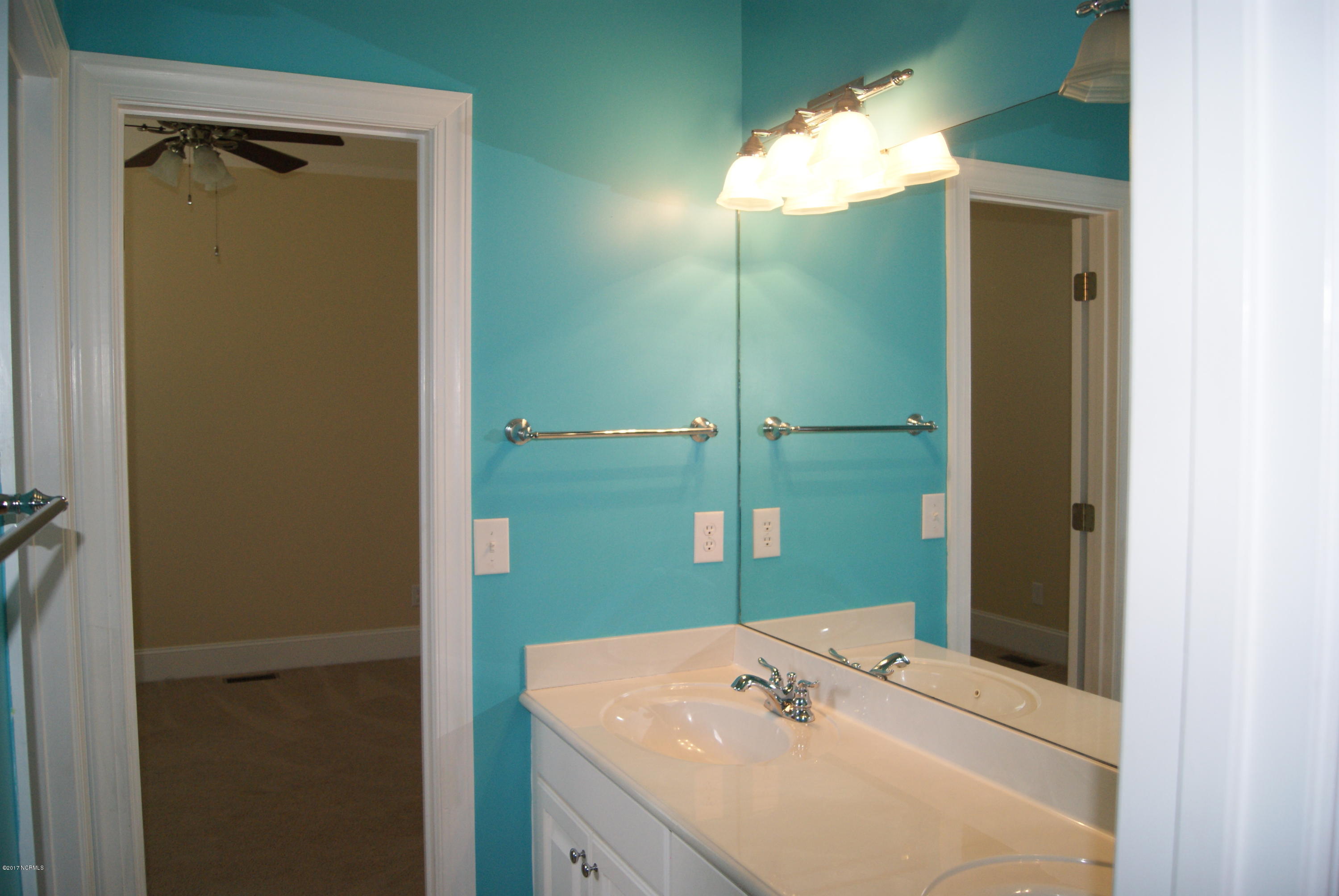 101 Friburg Road New Bern, NC 28562 - Photo 22 of 64 Jack & Jill Bath for Beds 2/3