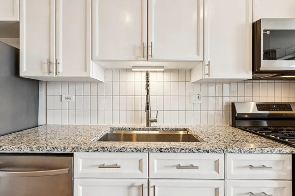 $325,000 | 417 South Jefferson Street, Unit 313B, Chicago, IL 60607