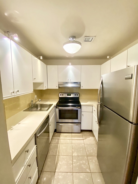 280 Commonwealth Avenue, Unit G8 Boston, MA 02116 - Photo 4 of 12 a kitchen with a stove a refrigerator and a sink