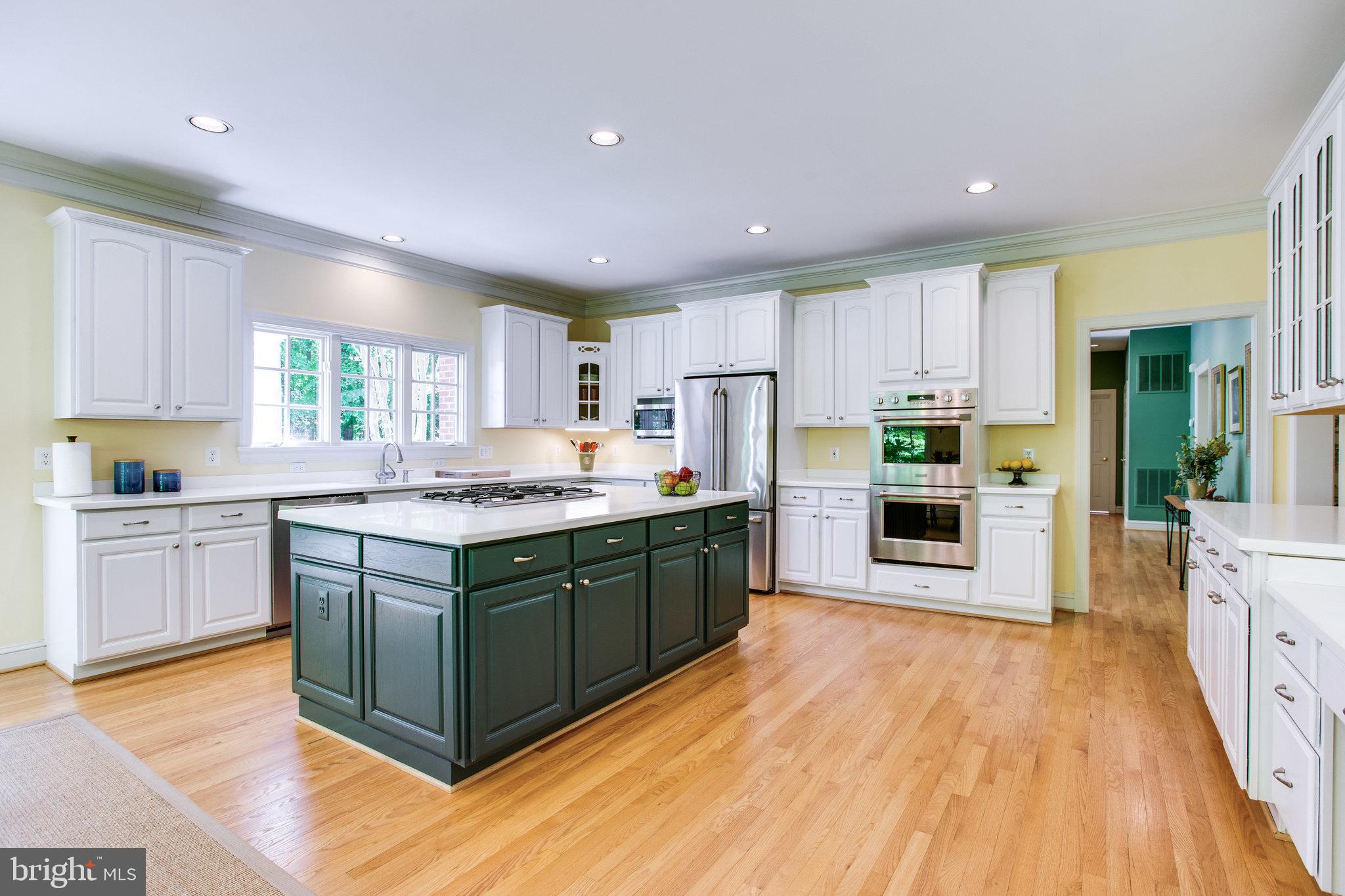 147 Yarnick Road Great Falls, VA 22066 - Photo 9 of 41 Huge Island w/ 5 burner gas cooktop