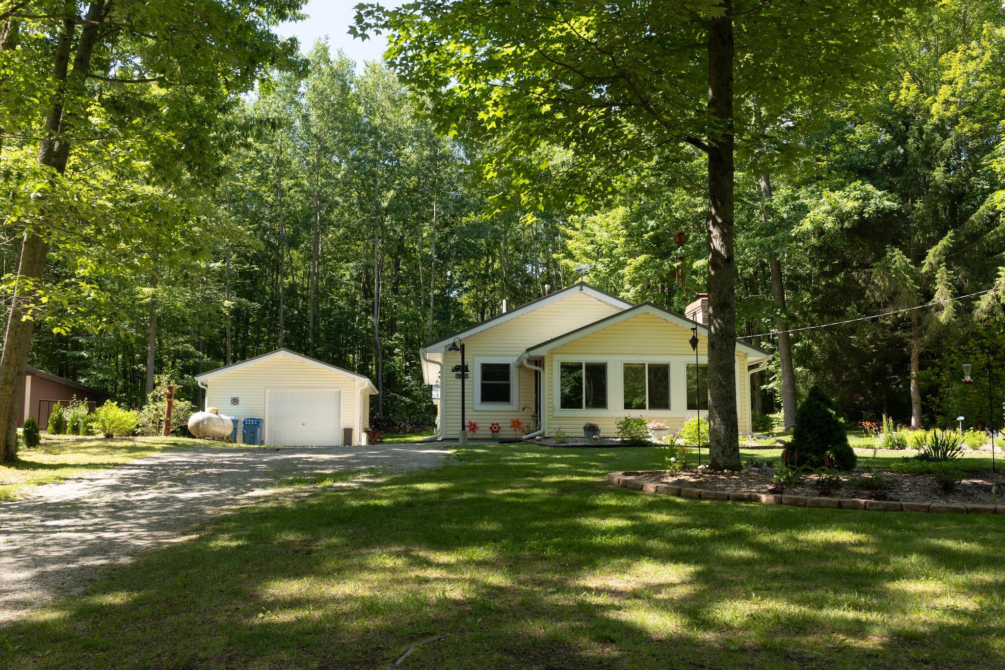 7692 Lakeview Street Harrison, MI 48625 - Photo 1 of 21 1947358-e9dc0612-3e0b-47db-9401-11e0bd87f7b8.JPG