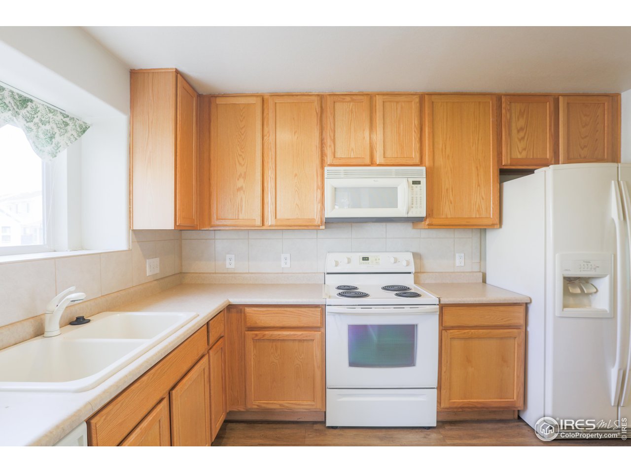 6827 Autumn Ridge Drive, Unit 4 Fort Collins, CO 80525 - Photo 8 of 28 a kitchen with a sink stove and refrigerator