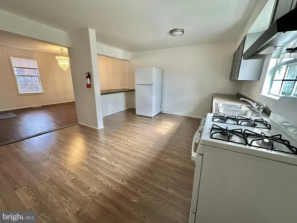 a kitchen that has a stove and a refrigerator