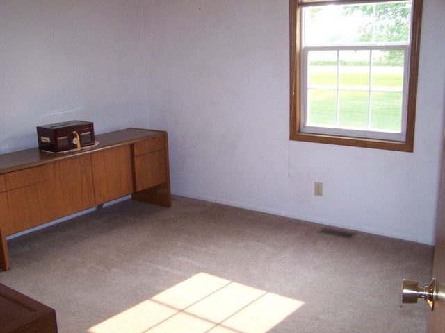 3568 East 28th Road Seneca, IL 61360 - Photo 10 of 19 a view of a room that has a window in it