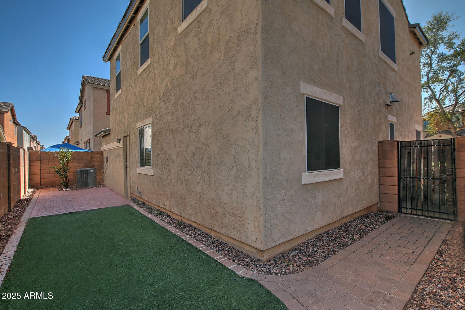 4232 East Tyson Street Gilbert, AZ 85295 - Photo 28 of 38 a spacious en suite bathroom with a tub