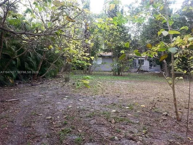 a view of a house with a backyard