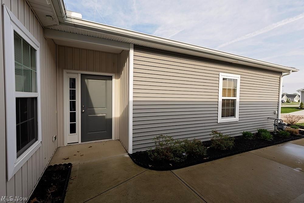 202 Silver Spring Circle Elyria, OH 44035 - Photo 3 of 31