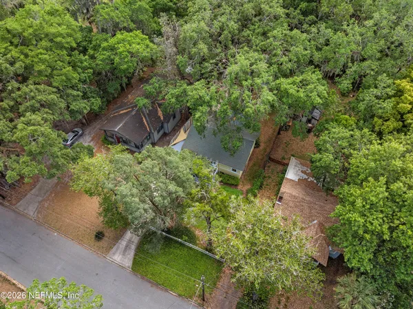 a view of house that has a back yard