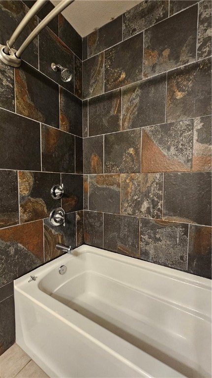 1051 Ocean Breeze Portland, TX 78374 - Photo 26 of 37 a bathroom with a bathtub