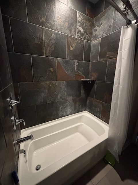 1051 Ocean Breeze Portland, TX 78374 - Photo 27 of 37 a bathroom with a bathtub