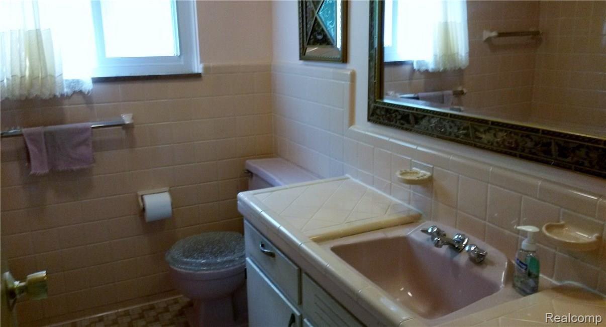 1195 Torpey Road Troy, MI 48083 - Photo 27 of 39 Full Bath by the Bedrooms - view of vanity and mirror.