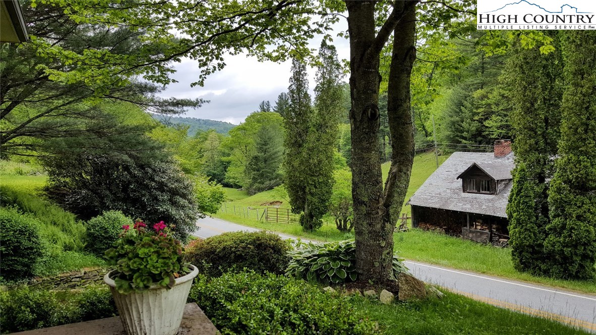 486 Middle Fork Road Blowing Rock, NC 28605 - Photo 2 of 30